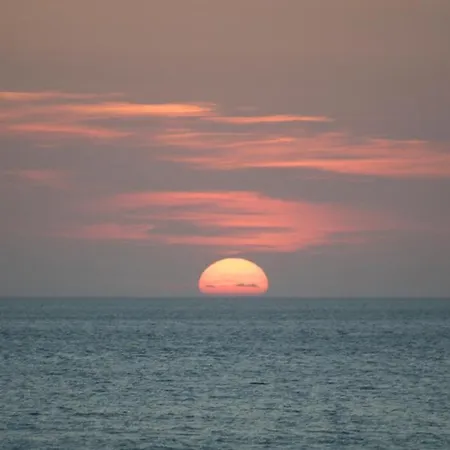 לינה וארוחת בוקר Getwet Surfcamp 3*